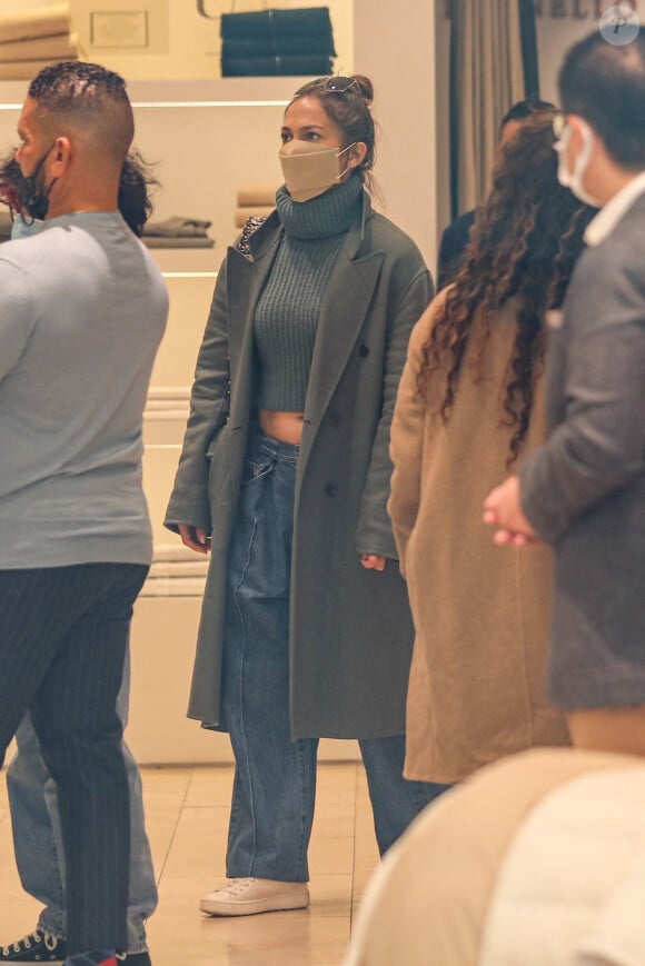 Jennifer Lopez fait du shopping avec sa manager Benny Medina et sa fille Emme, à Los Angeles, le 12 décembre 2021.