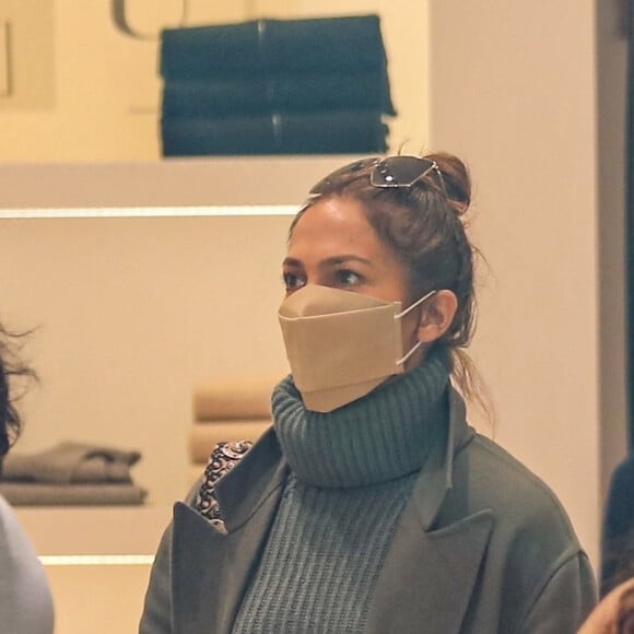Jennifer Lopez fait du shopping avec sa manager Benny Medina et sa fille Emme, à Los Angeles, le 12 décembre 2021.