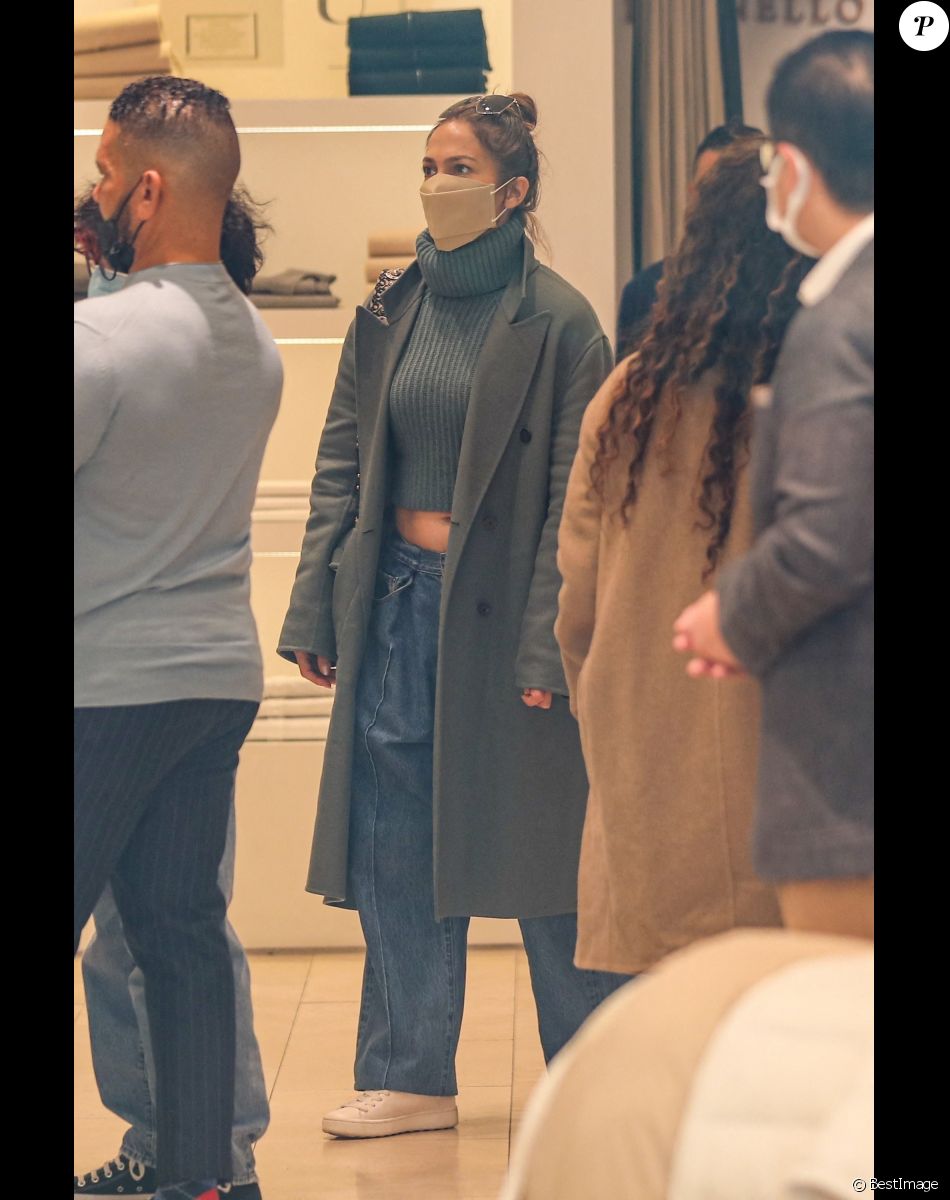 Jennifer Lopez fait du shopping avec sa manager Benny Medina et sa fille Emme, à Los Angeles, le 12 décembre 2021.