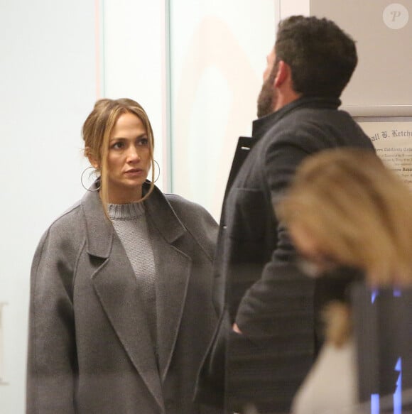 Ben Affleck et sa compagne Jennifer Lopez emmènent la fille de Jennifer, Emme Maribel Muniz acheter de nouvelles lunettes chez Lens Crafters à Westwood, Los Angeles, Californie, Etats-Unis, le 11 décembre 2021. 