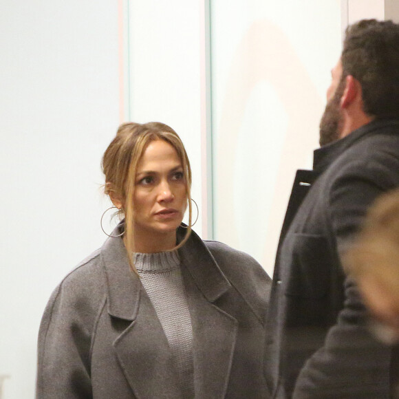 Ben Affleck et sa compagne Jennifer Lopez emmènent la fille de Jennifer, Emme Maribel Muniz acheter de nouvelles lunettes chez Lens Crafters à Westwood, Los Angeles, Californie, Etats-Unis, le 11 décembre 2021. 