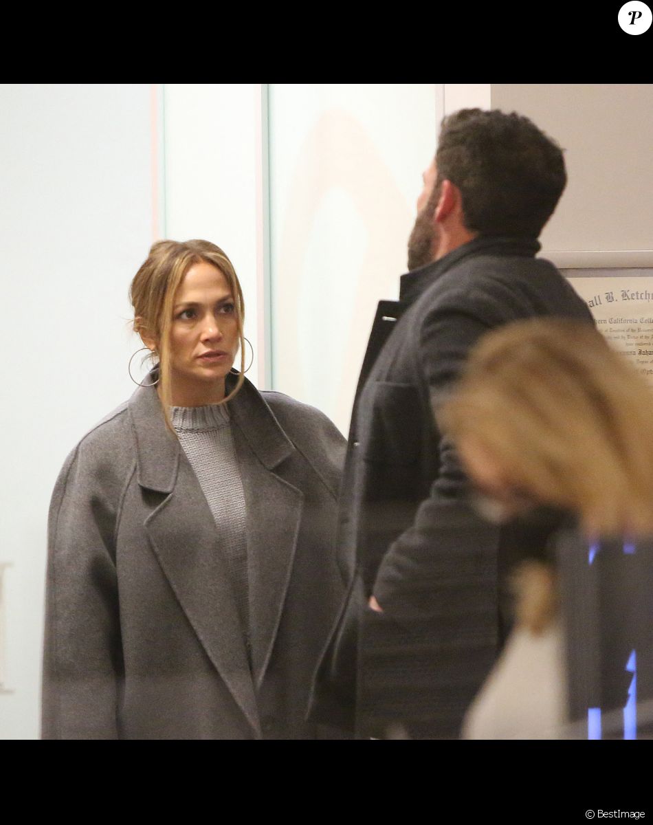 Ben Affleck et sa compagne Jennifer Lopez emmènent la fille de Jennifer, Emme Maribel Muniz acheter de nouvelles lunettes chez Lens Crafters à Westwood, Los Angeles, Californie, Etats-Unis, le 11 décembre 2021.
