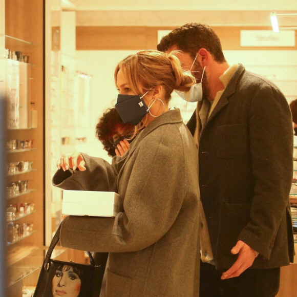 Ben Affleck et sa compagne Jennifer Lopez emmènent la fille de Jennifer, Emme Maribel Muniz acheter de nouvelles lunettes chez Lens Crafters à Westwood, Los Angeles, Californie, Etats-Unis, le 11 décembre 2021. 