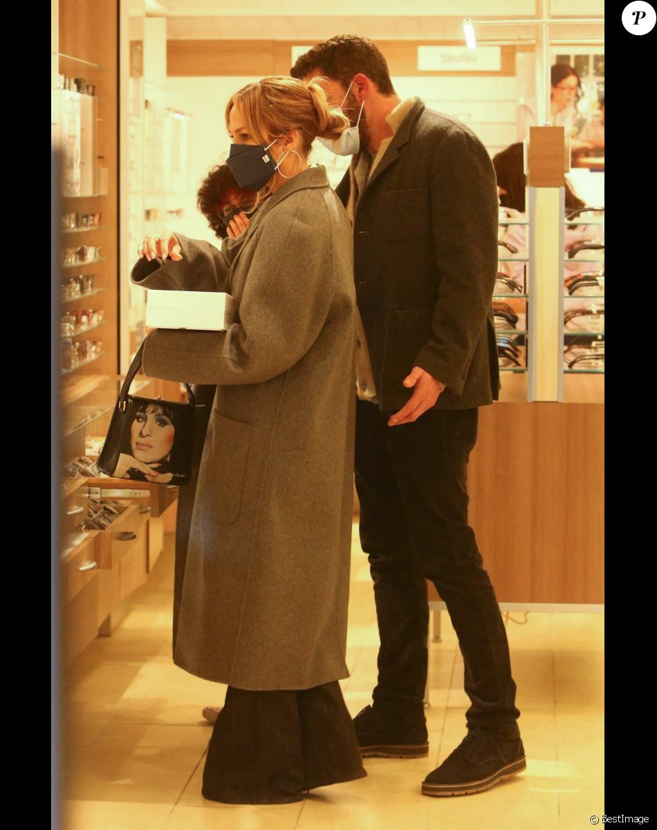 Ben Affleck et sa compagne Jennifer Lopez emmènent la fille de Jennifer, Emme Maribel Muniz acheter de nouvelles lunettes chez Lens Crafters à Westwood, Los Angeles, Californie, Etats-Unis, le 11 décembre 2021.