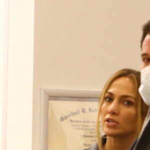 Ben Affleck et sa compagne Jennifer Lopez emmènent la fille de Jennifer, Emme Maribel Muniz acheter de nouvelles lunettes chez Lens Crafters à Westwood, Los Angeles, Californie, Etats-Unis, le 11 décembre 2021. 