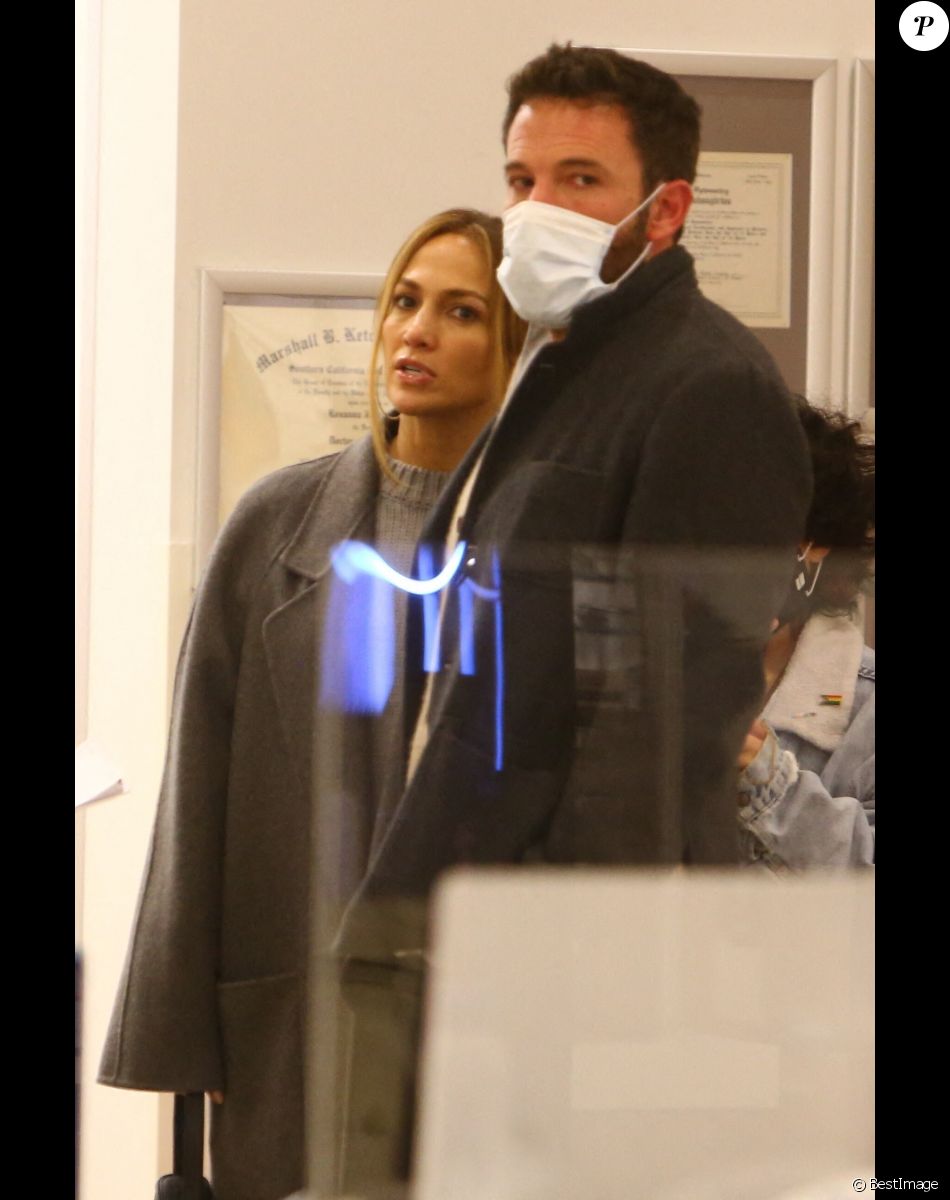 Ben Affleck et sa compagne Jennifer Lopez emmènent la fille de Jennifer, Emme Maribel Muniz acheter de nouvelles lunettes chez Lens Crafters à Westwood, Los Angeles, Californie, Etats-Unis, le 11 décembre 2021.