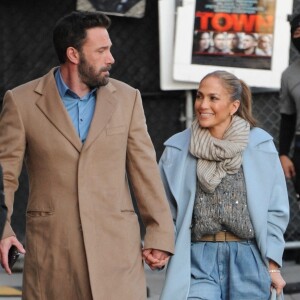 Ben Affleck et sa compagne Jennifer Lopez arrivent au Capitan Entertainment Center main dans la main à Hollywood