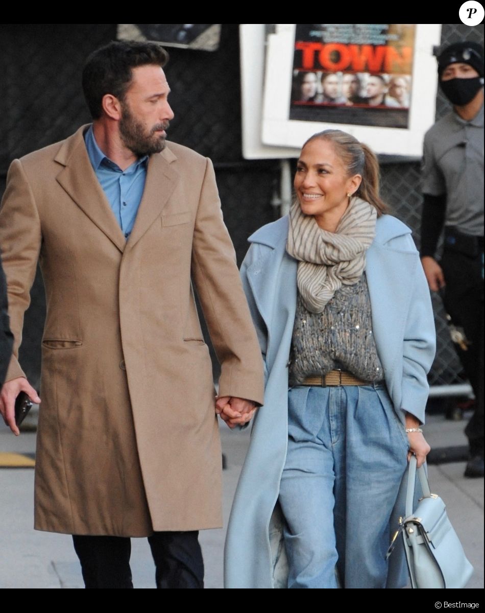 Ben Affleck et sa compagne Jennifer Lopez arrivent au Capitan Entertainment Center main dans la main à Hollywood