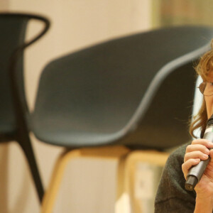 Exclusif - Jane Birkin dédicace son livre "Post-Scriptum" en compagnie de son chien lors d'une conférence de presse à Paris le 28 novembre 2019. © Jonathan Rebboah/Panoramic/Bestimage
