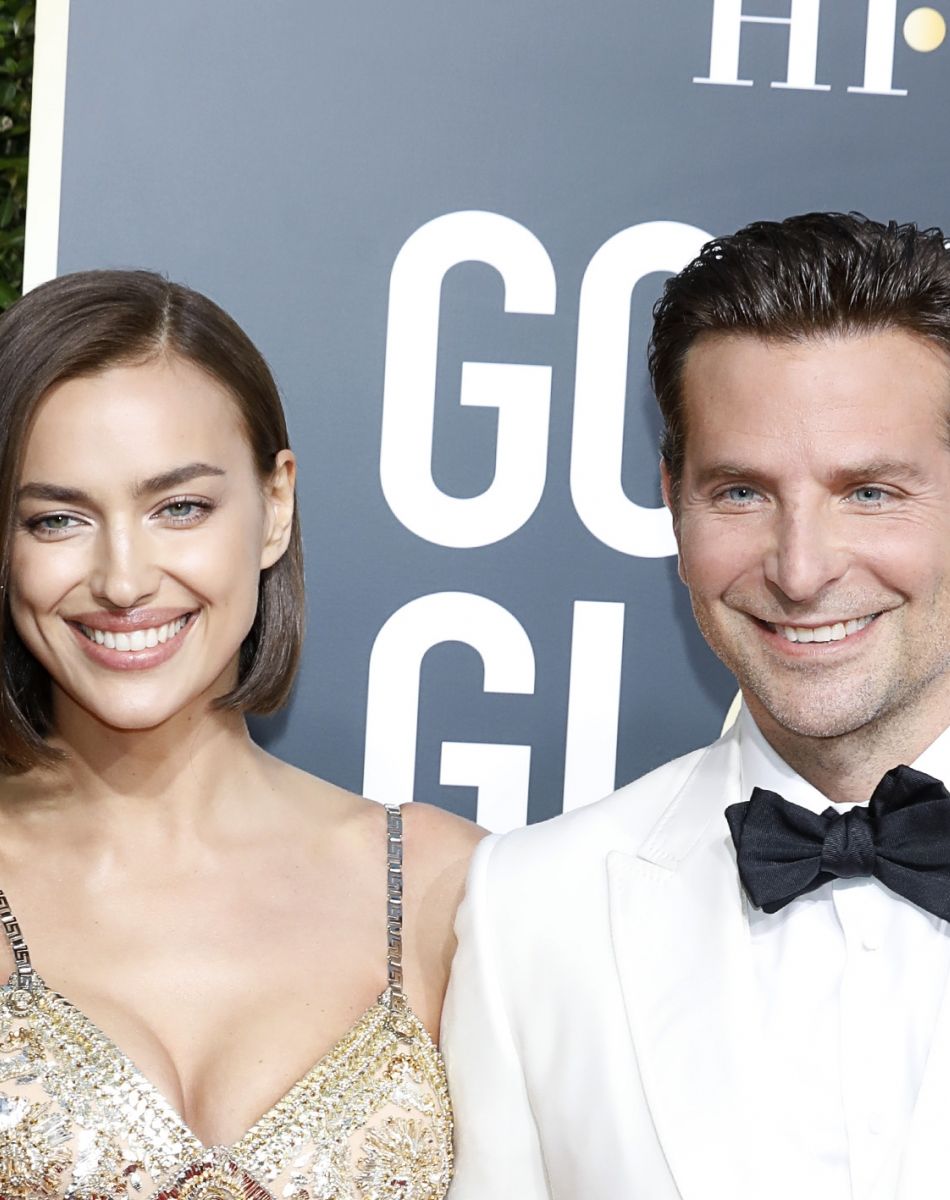 Irina Shayk (robe Atelier Versace) et son compagnon Bradley Cooper - Photocall de la 76ème cérémonie annuelle des Golden Globe Awards au Beverly Hilton Hotel à Los Angeles, le 6 janvier 2019.