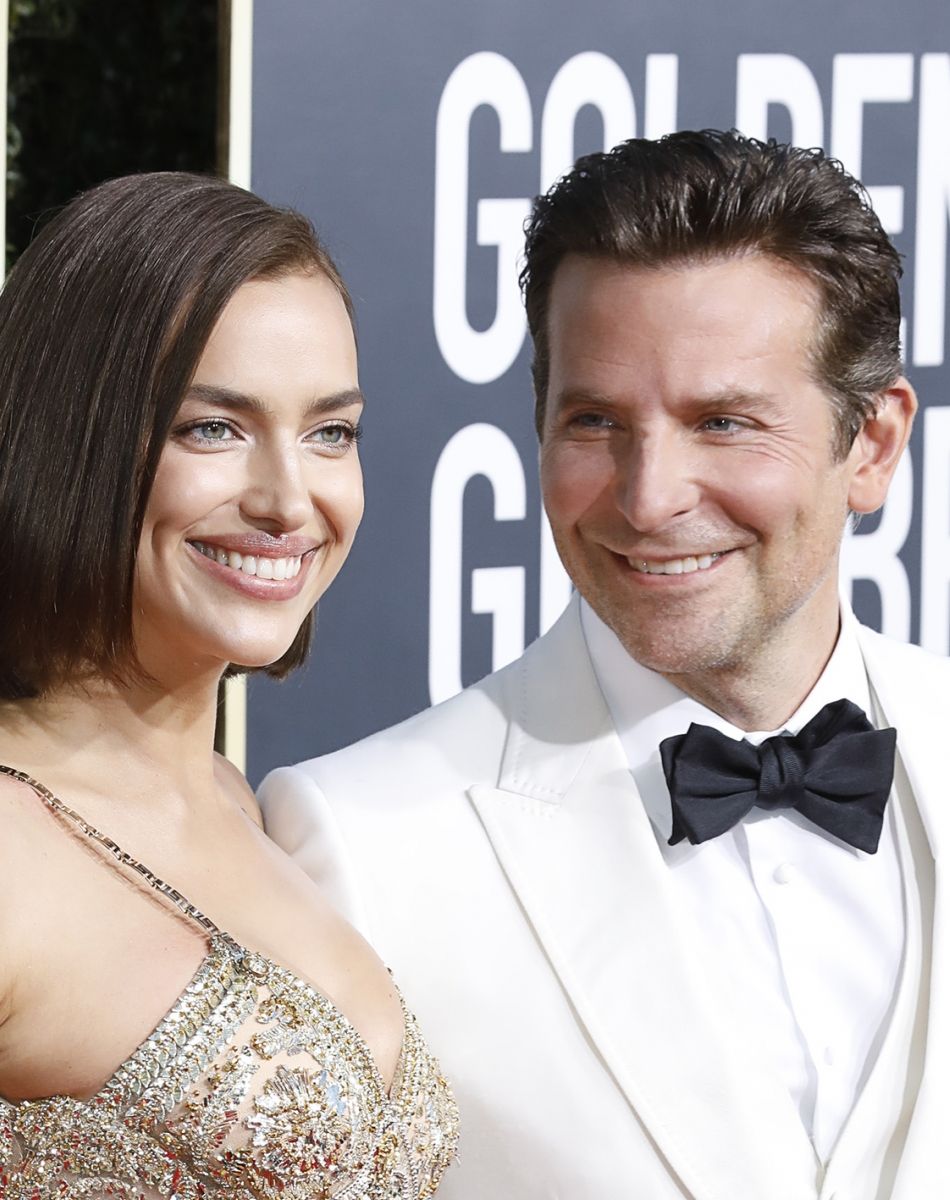 Irina Shayk (robe Atelier Versace) et son compagnon Bradley Cooper - Photocall de la 76e cérémonie annuelle des Golden Globe Awards au Beverly Hilton Hotel à Los Angeles, le 6 janvier 2019.