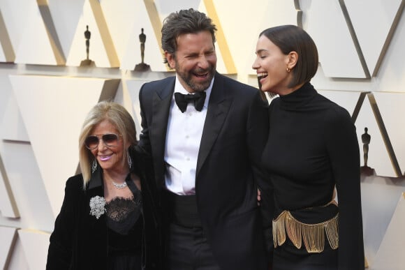 Bradley Cooper entre sa mère Gloria Campano et sa compagne Irina Shayk - Photocall des arrivées de la 91e cérémonie des Oscars 2019 au théâtre Dolby à Los Angeles, le 24 février 2019. © Kevin Sullivan / Zuma Press / Bestimage