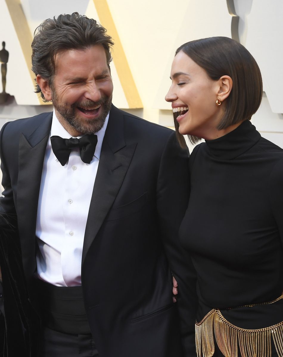 Bradley Cooper entre sa mère Gloria Campano et sa compagne Irina Shayk - Photocall des arrivées de la 91e cérémonie des Oscars 2019 au théâtre Dolby à Los Angeles, le 24 février 2019. © Kevin Sullivan / Zuma Press / Bestimage