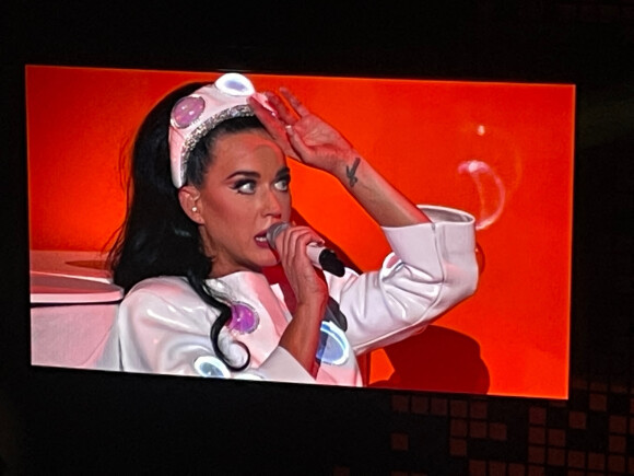 Katy Perry fait sortir de la bière de sa robe lors de la soirée d'ouverture de sa résidence à Vegas, le 29 décembre 2021.