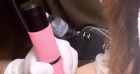 Fabienne Carat, jeune maman célibataire, se fait tatouer.