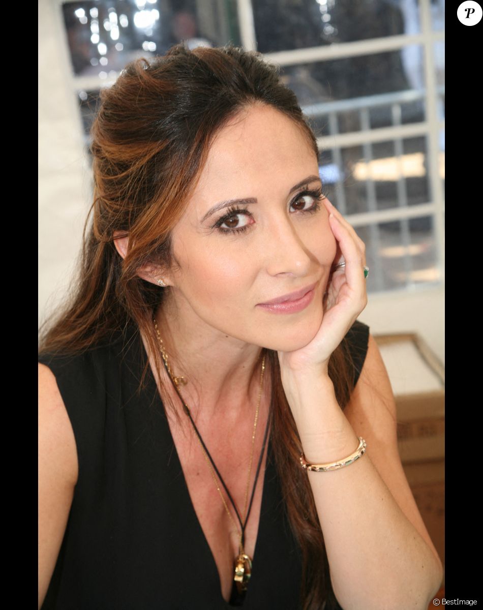 Fabienne Carat (enceinte) lors du salon du livre de Cosne-sur-Loire.