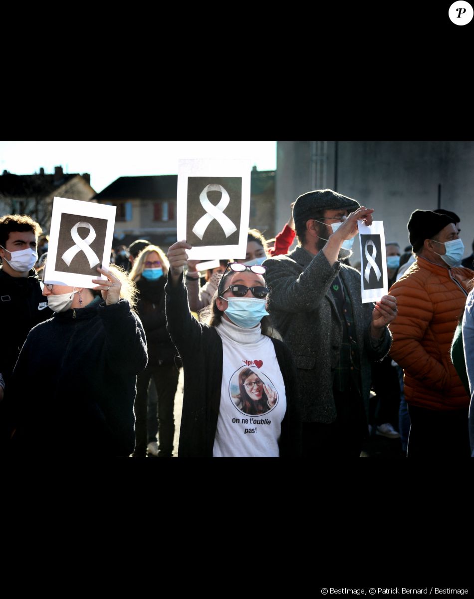La famille et les proches se sont réunis pour une marche blanche en hommage à Delphine Jubillar, l'infirmière de 33 ans, disparue il y a un an, à Cagnac-les-Mines. Le 19 décembre 2021 © Patrick Bernard / Bestimage
