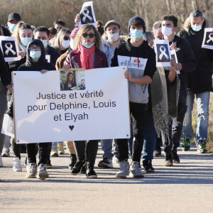 Lolita ( cousine de Delphine Jubillar, écharpe rose) - La famille et les proches se sont réunis pour une marche blanche en hommage à Delphine Jubillar, l'infirmière de 33 ans, disparue il y a un an, à Cagnac-les-Mines. Le 19 décembre 2021 © Patrick Bernard / Bestimage
