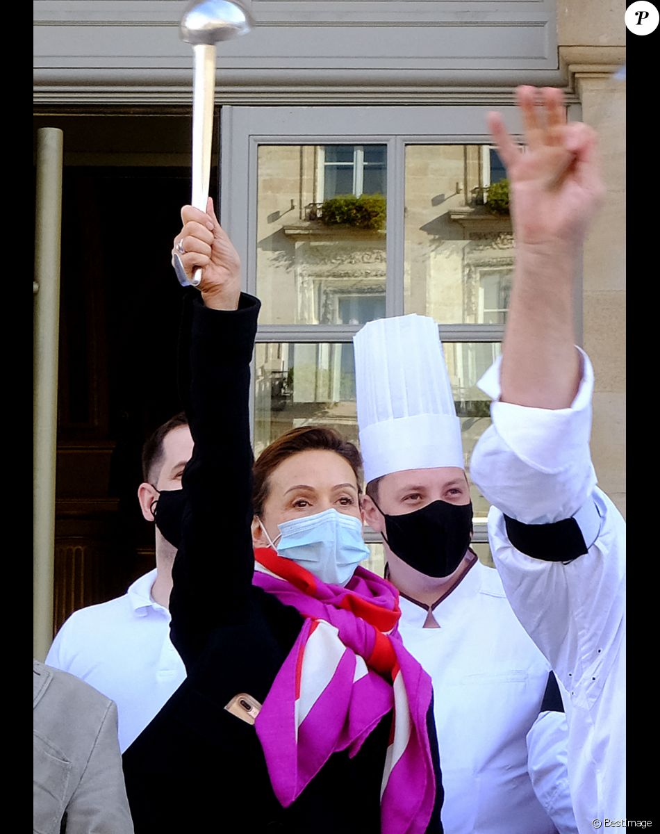 Dominique Etchebest se joint à son mari Philippe Etchebest pour manifester contre les mesures de restrictions liées au coronavirus (COVID-19) devant leur restaurant à Bordeaux les 2 et 9 octobre 2020.
