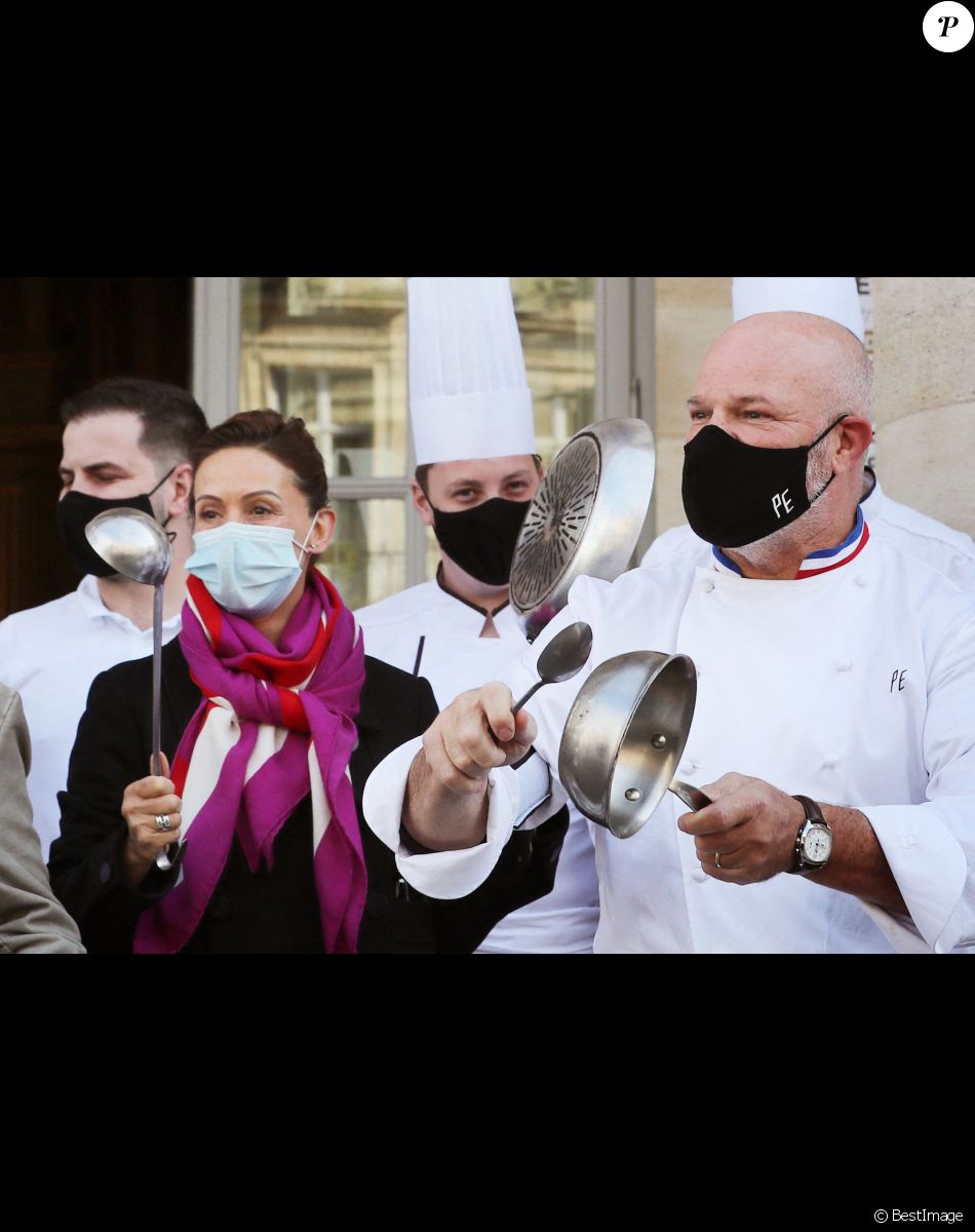 Dominique Etchebest se joint à son mari Philippe Etchebest pour manifester contre les mesures de restrictions liées au coronavirus (COVID-19) devant leur restaurant à Bordeaux les 2 et 9 octobre 2020.