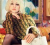 De nouvelles photos de l'actrice Hunter Schafer pour la nouvelle campagne de sac a main de Prada. 