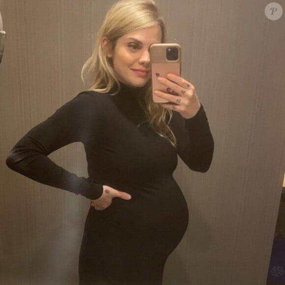 Coeur de pirate enceinte de son deuxième enfant, sur Instagram.