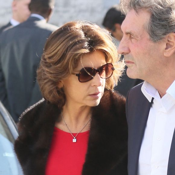Jean-Jacques Bourdin et sa femme Anne Nivat - Obsèques de Jean-Noël Tassez, le compagnon de Charlotte Rampling, au crématorium du cimetière du Père-Lachaise à Paris, le 9 octobre 2015.