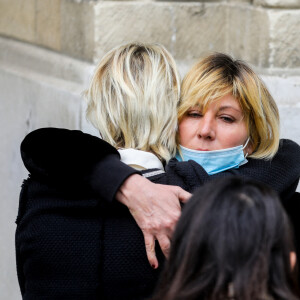 Mathilde Seigner - Sorties des obsèques d'Yves Rénier en l'église Saint-Pierre de Neuilly-sur-Seine, le 30 avril 2021.