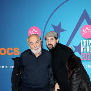 Gérard Jugnot et Artus - Photocall de la 25ème édition du Festival international du film de comédie de l'Alpe d'Huez le 19 janvier 2022. © Dominique Jacovides / Bestimage