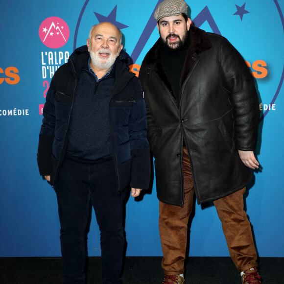Gérard Jugnot et Artus - Photocall de la 25ème édition du Festival international du film de comédie de l'Alpe d'Huez le 19 janvier 2022. © Dominique Jacovides / Bestimage