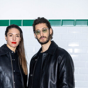 Pierre Niney et sa femme Natasha Andrew au photocall du défilé Ami automne-hiver 2022/2023 dans le cadre de la Fashion Week de Paris, France, le 19 janvier 2022. Olivier Borde/bestimage 