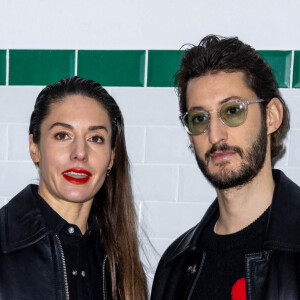 Pierre Niney et sa femme Natasha Andrew au photocall du défilé Ami automne-hiver 2022/2023 dans le cadre de la Fashion Week de Paris, France, le 19 janvier 2022. Olivier Borde/bestimage 