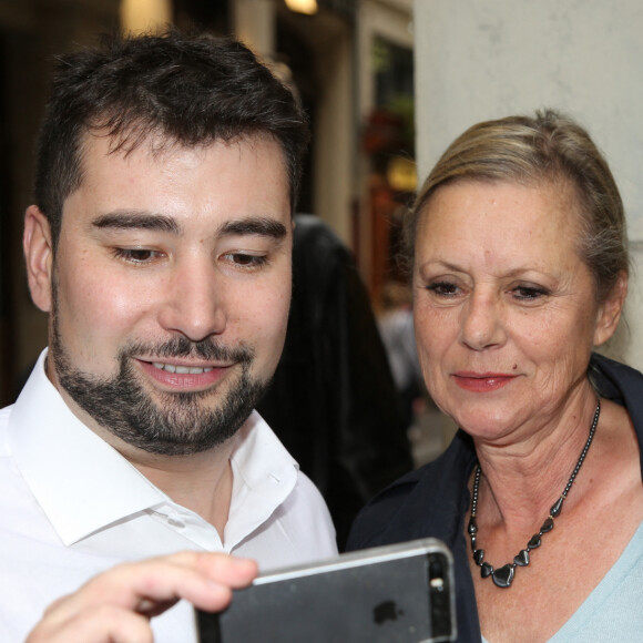 Exclusif - Félix Letot et Dorothée (Frédérique Hoschedé) lors de la projection du film documentaire de F. Letot "Corbier, des traces dans la mémoire des masses" au lendemain du 73ème anniversaire du chanteur Alain Roux, dit Corbier à Paris le 18 Octobre 2017.  © Denis Guignebourg/Bestimage