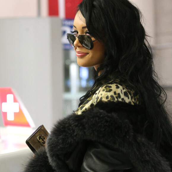 Nabilla a l'aeroport de Roissy le 13 janvier 2013 .