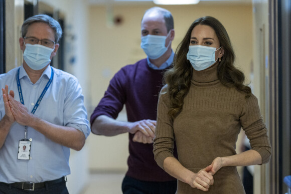 Le prince William, duc de Cambridge, et Catherine (Kate) Middleton, duchesse de Cambridge, lors d'une visite à l'hôpital communautaire de Clitheroe, dans le Lancashire, pour en savoir plus sur les défis auxquels sont confrontés les prestataires de soins de santé ru