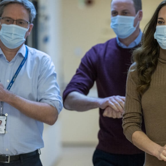 Le prince William, duc de Cambridge, et Catherine (Kate) Middleton, duchesse de Cambridge, lors d'une visite à l'hôpital communautaire de Clitheroe, dans le Lancashire, pour en savoir plus sur les défis auxquels sont confrontés les prestataires de soins de santé ru