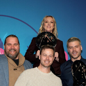 Audrey Lamy, Prix d'interprétation féminine, François Arnaud, Antoine Bertrand et Louis Morissette, Prix d'interprétation masculine au photocall du palmarès de la 25ème édition du Festival international du film de comédie de l'Alpe d'Huez, France, le 22 janvier 2022. © Dominique Jacovides/Bestimage 