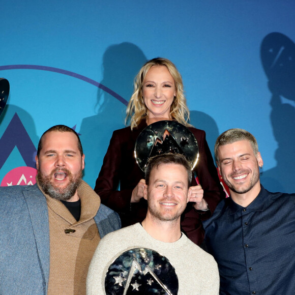 Audrey Lamy, Prix d'interprétation féminine, François Arnaud, Antoine Bertrand et Louis Morissette, Prix d'interprétation masculine au photocall du palmarès de la 25ème édition du Festival international du film de comédie de l'Alpe d'Huez, France, le 22 janvier 2022. © Dominique Jacovides/Bestimage 