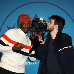 Ahmed Sylla et Bertrand Usclat, Prix du public au photocall du palmarès de la 25ème édition du Festival international du film de comédie de l'Alpe d'Huez, France, le 22 janvier 2022. © Dominique Jacovides/Bestimage 