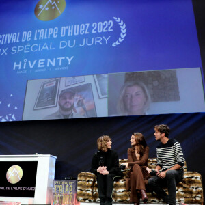 Mathilde Seigner, Joséphine Japy et Ruben Alves lors de la clôture de la 25ème édition du Festival international du film de comédie de l'Alpe d'Huez, France, le 22 janvier 2022. © Dominique Jacovides/Bestimage