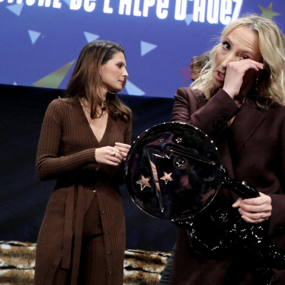 Joséphine Japy et Audrey Lamy, Prix d'interprétation féminine lors de la clôture de la 25ème édition du Festival international du film de comédie de l'Alpe d'Huez, France, le 22 janvier 2022. © Dominique Jacovides/Bestimage