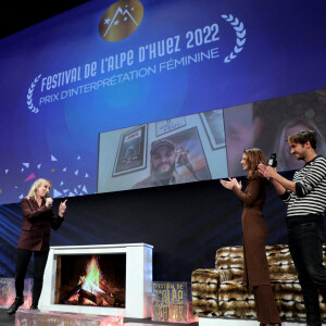 Mathilde Seigner, Audrey Lamy, Prix d'interprétation féminine, Joséphine Japy et Ruben Alves lors de la clôture de la 25ème édition du Festival international du film de comédie de l'Alpe d'Huez, France, le 22 janvier 2022. © Dominique Jacovides/Bestimage