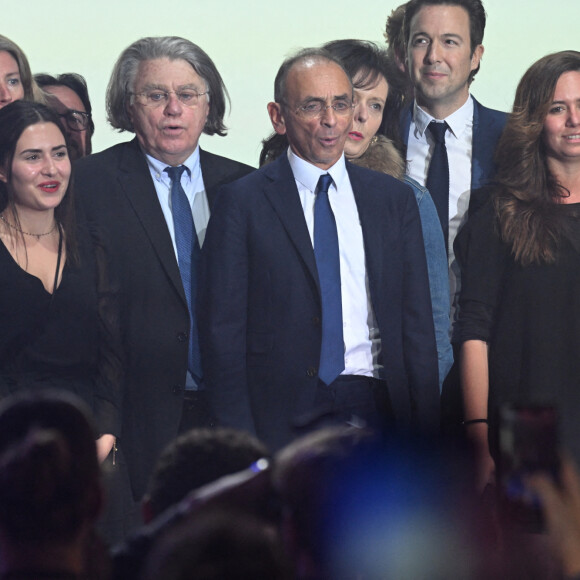 Le candidat à la présidentielle d'extrême droite, Eric Zemmour, Guillaume Peltier (Vice président de Reconquête!), Gilbert Collard (député européen) et Sarah Knafo lors d'un meeting de campagne au Palais des Victoires à Cannes, France, le 22 janvier 2022. © Lionel Urman/bestimage 