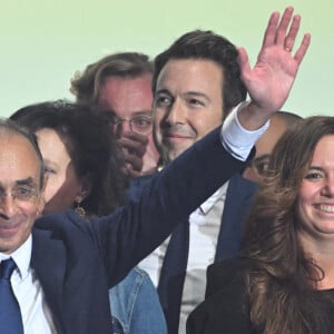 Le candidat à la présidentielle d'extrême droite, Eric Zemmour, Guillaume Peltier (Vice président de Reconquête!), Gilbert Collard (député européen) et Sarah Knafo lors d'un meeting de campagne au Palais des Victoires à Cannes, France, le 22 janvier 2022. © Lionel Urman/bestimage 