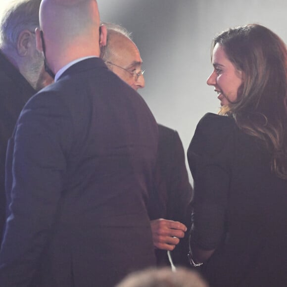 Le candidat à la présidentielle d'extrême droite, Eric Zemmour et Sarah Knafo lors d'un meeting de campagne au Palais des Victoires à Cannes, France, le 22 janvier 2022. © Lionel Urman/bestimage 