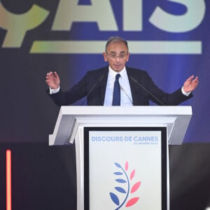 Le candidat à la présidentielle d'extrême droite, Eric Zemmour lors d'un meeting de campagne au Palais des Victoires à Cannes, France, le 22 janvier 2022. © Lionel Urman/bestimage 