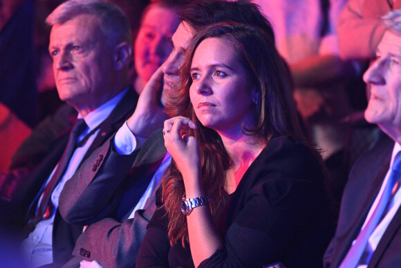 Sarah Knafo et Philippe de Villiers (président du Mouvement pour la France) lors d'un meeting de campagne au Palais des Victoires à Cannes, France, le 22 janvier 2022. © Lionel Urman/bestimage 