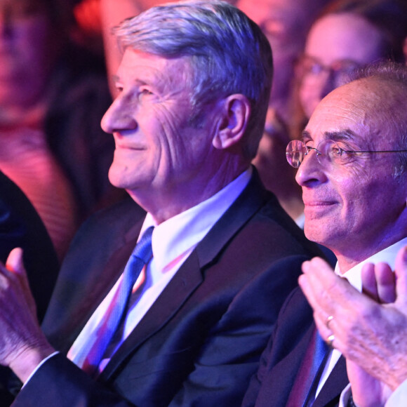 Philippe de Villiers (président du Mouvement pour la France), le candidat à la présidentielle d'extrême droite, Eric Zemmour, Gilbert Collard (député européen) lors d'un meeting de campagne au Palais des Victoires à Cannes, France, le 22 janvier 2022. © Lionel Urman/bestimage 