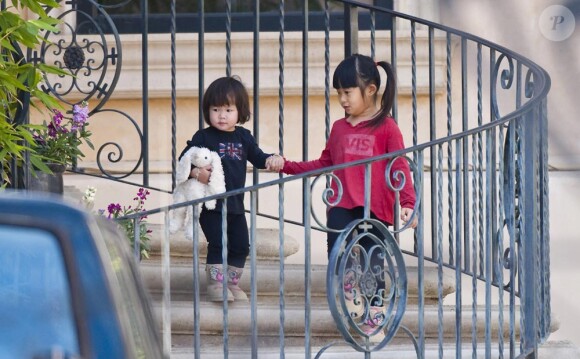 Johnny et Laeticia Hallyday le 3 janvier sortant de leur maison de Beverly Glen suivis de leurs deux poupées Jade et Joy