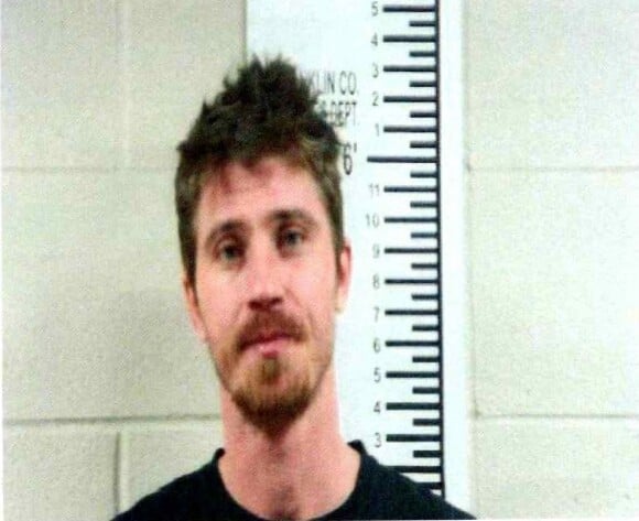 Exclusif - Le mugshot de Garrett Hedlund. Garrett Hedlund a été arrêté le 22 janvier à Winchester pour être en état d'ébriété sur la voie publique.